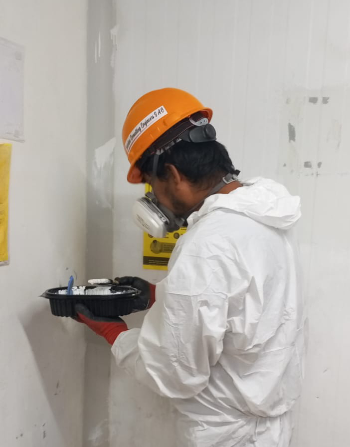 Una persona pintando el Drywall
