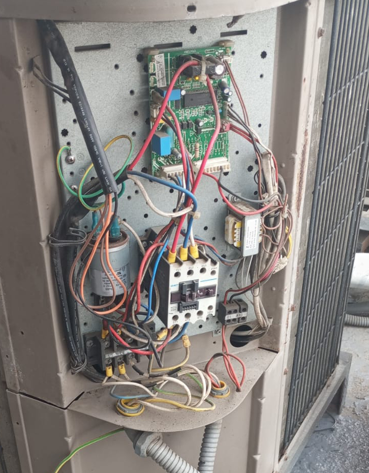 Personas midiendo la electricidad