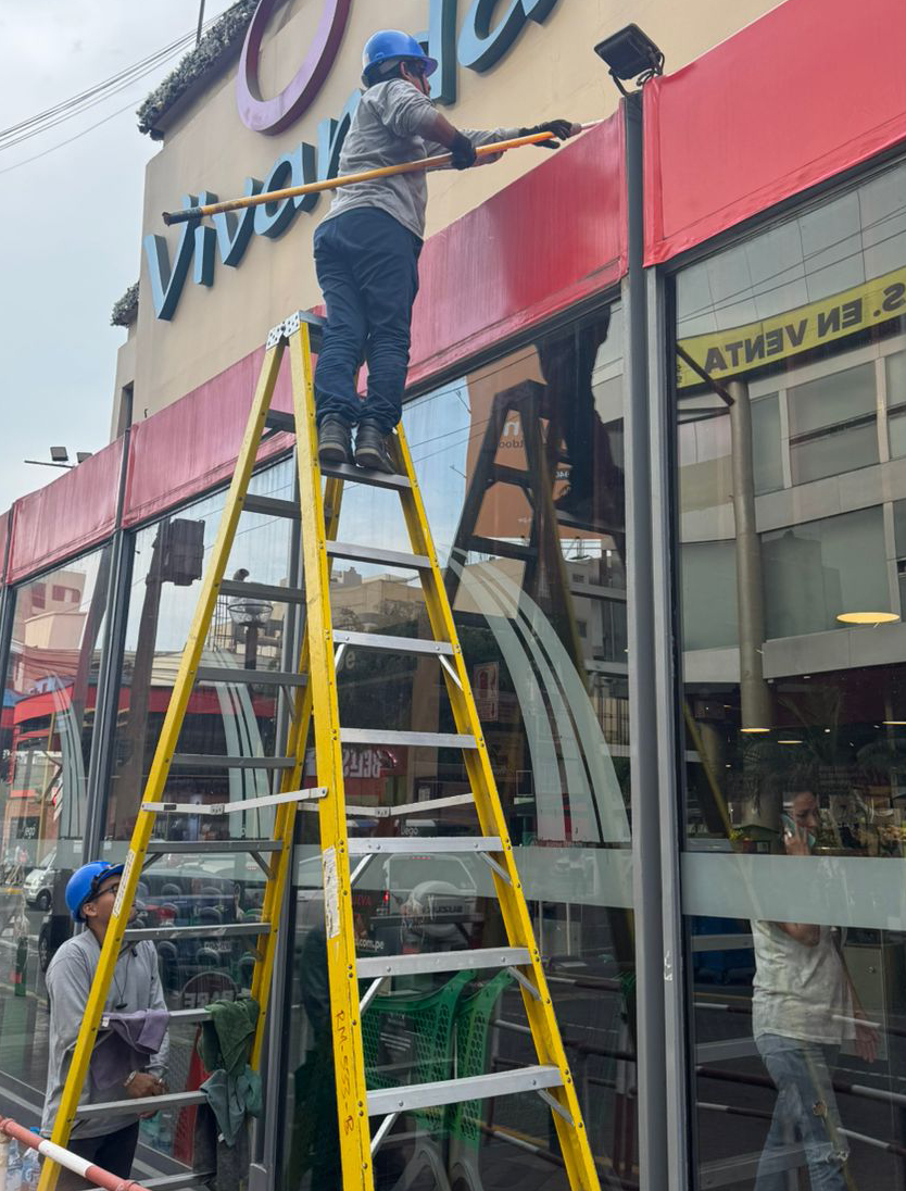 Personas pintando una fachada