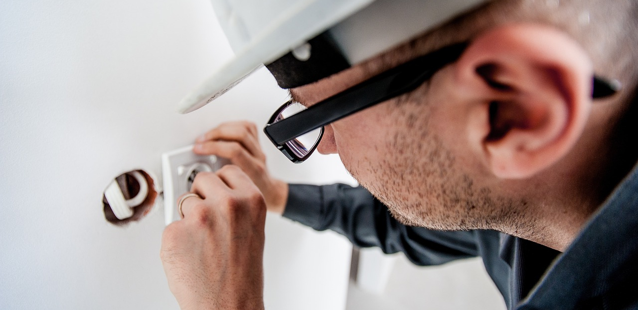 Una persona reparando un Aire Acondicionado